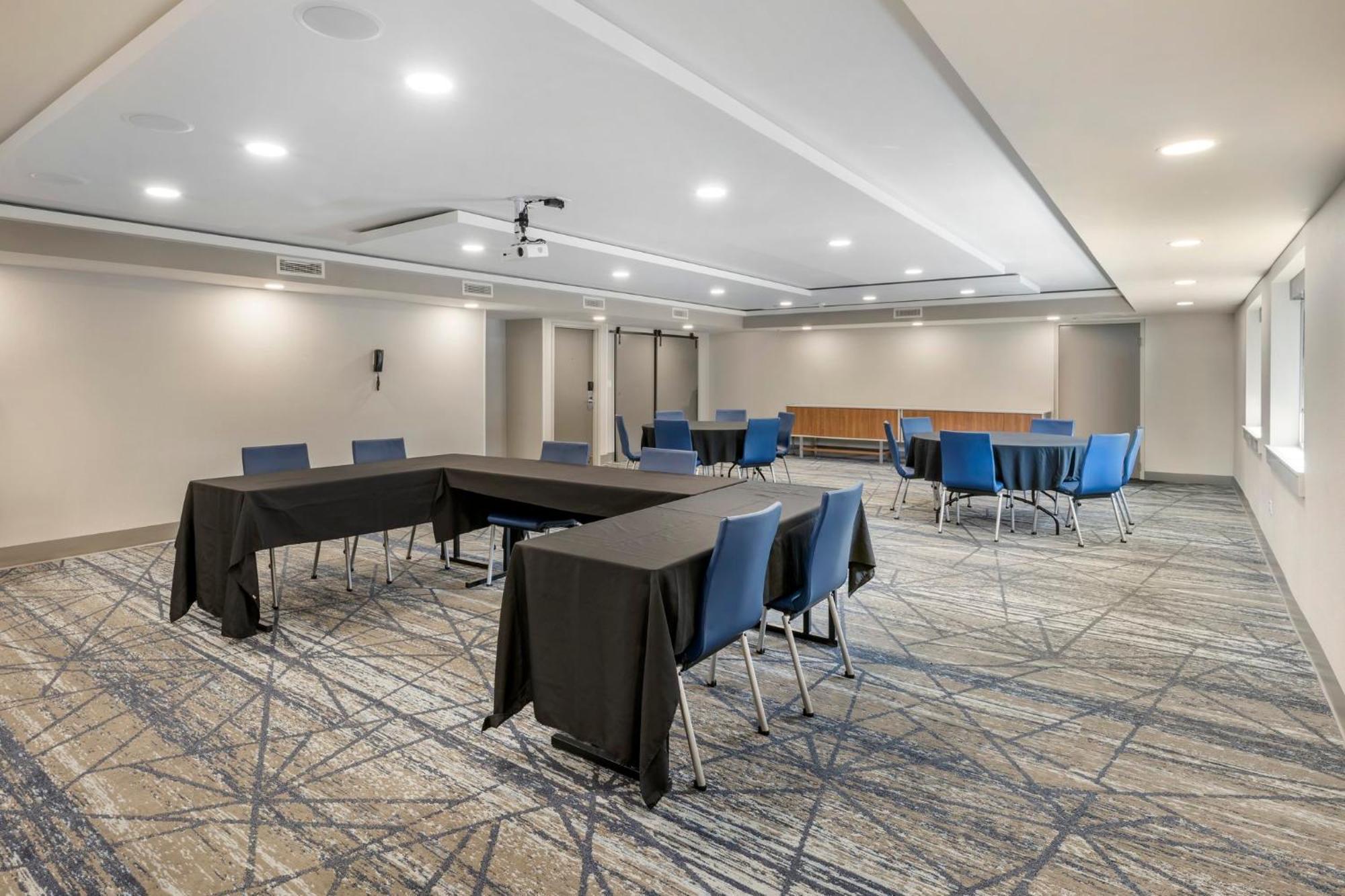 Holiday Inn Express Chicago-Downers Grove By Ihg Exterior photo